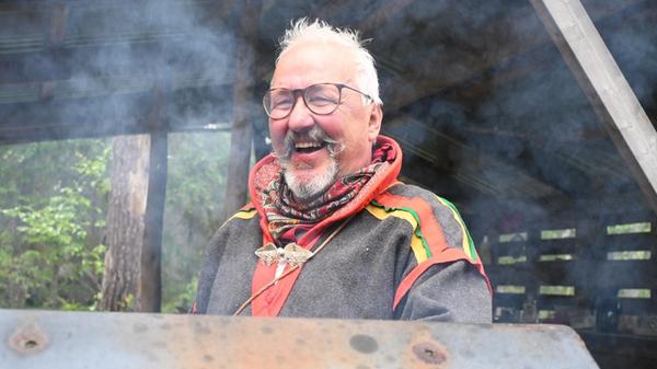 Henry Huuva ist ein Sámi. Seine Familie ist seit unzähligen Generationen in den Wäldern Lapplands zu Hause. Nur wer samisches Blut hat, darf auch die Tracht der Indigenen tragen - und die ist bedeutungsschwanger: Die eingenähten Symbole auf dem Filz und dem Gürtel stehen für seine Herkunft. Huuva pflegt seine Kultur und möchten sie weitergeben. Deswegen hat er ein Hideaway mit vielen naturnahen Aktivitäten in seinem Stück Land aufgebaut.