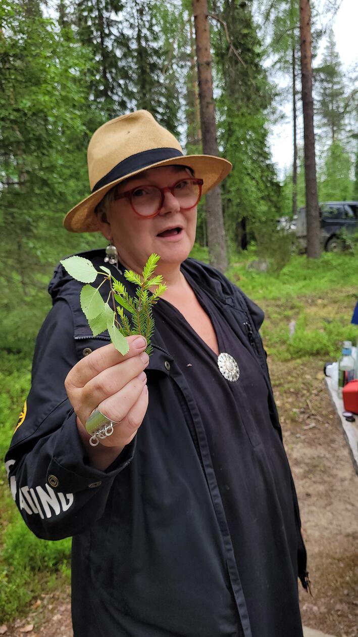 Mit seiner Frau Pia macht er das Leben im Rhythmus der Natur und ihrer Besonderheiten so nahe am Polarkreis erleb- und erschmeckbar. Während Henry auf ihrem Landstrich nahe des kleinen Dorfes Liehittäjä bei Övertorneå in der Outdoor-Küche typisch regional kocht, verhilft Pia Huuva zu einem Deep Dive in die läppischen Wälder.
