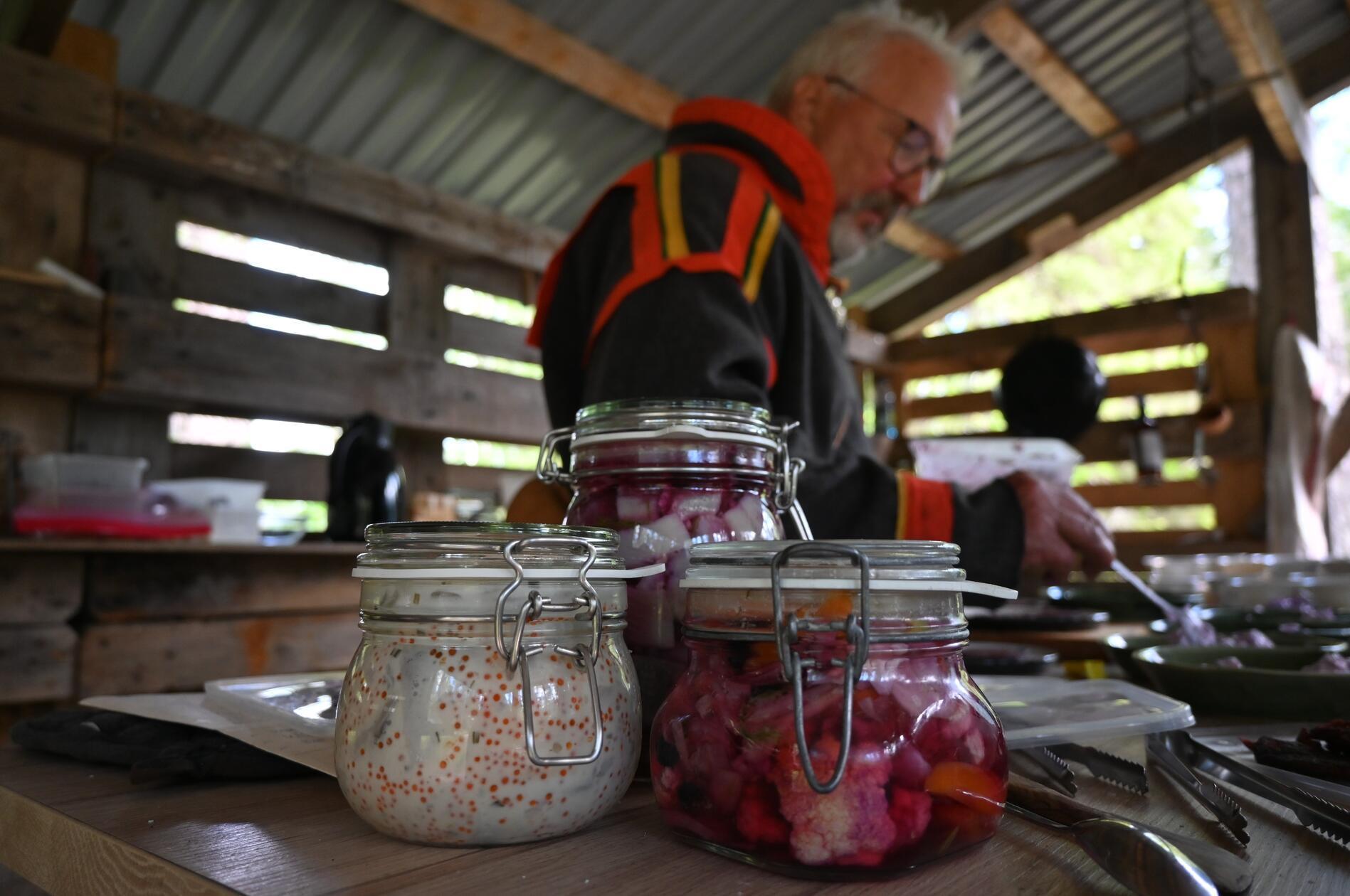 In den rund 100 Nächten der Mittsommersonne, an denen es keinen Nachtschatten gibt, fällt auch der Tag der Sonnenwende am 21. Juni. Dieser Tag gilt in Schweden als zweithöchster Feiertag nach Weihnachten. Das ganze Land ist unterwegs zu Familie und Freunden - gemeinsam wird das typische Mittsommer-Dinner mit Blumenkranz im Haar und viel Aquavit (Schwedisch: "Snaps") zum Herunterspülen verzehrt. Dazu werden laut Trinklieder gesungen.