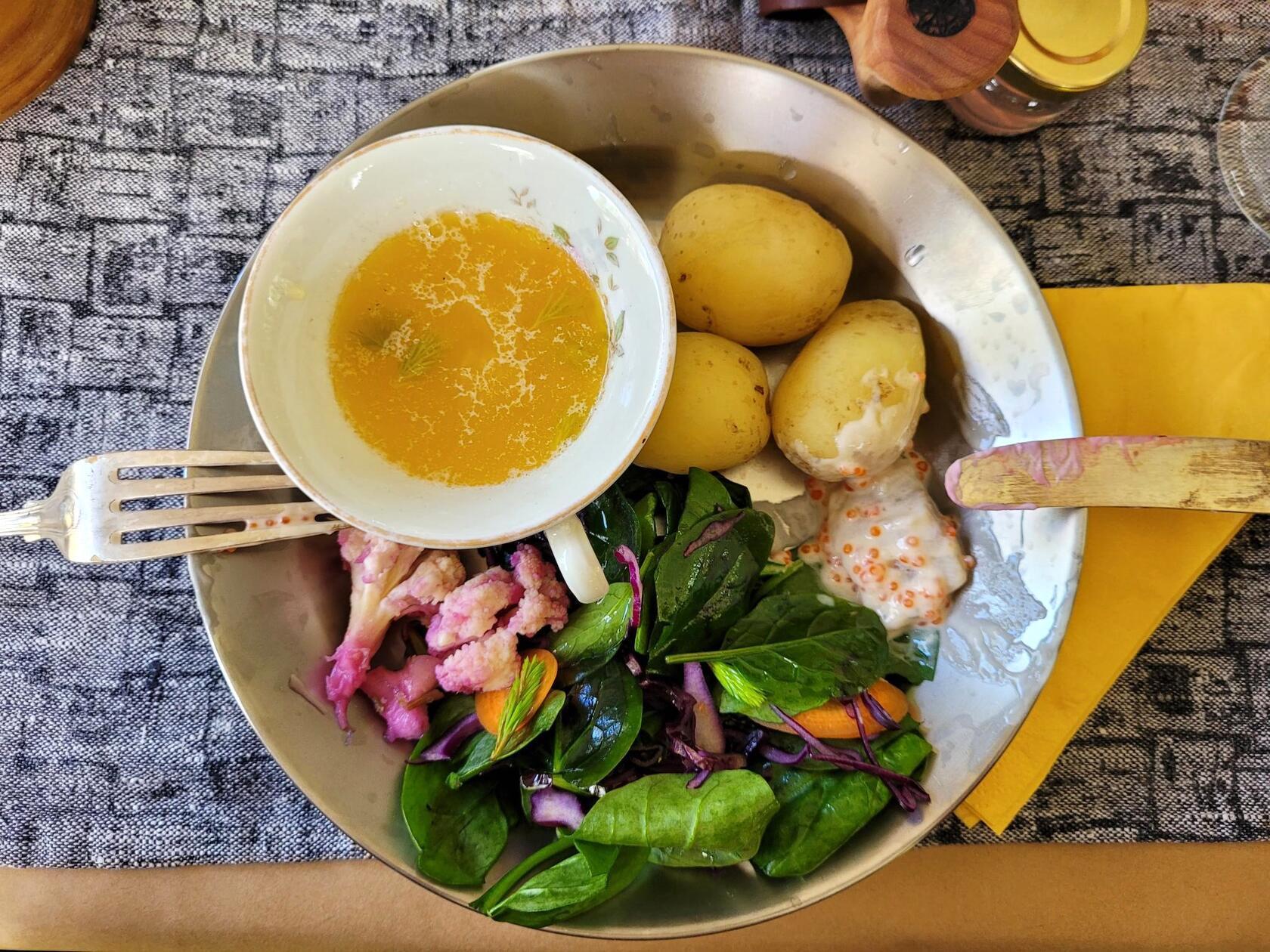 Traditionell kommt in der Mittsommer-Nacht Hering in Sahne mit Kallix Löjrom Kaviar, jungen Kartoffeln und flüssiger Butter, in die die Kartoffeln getunkt werden, auf den Tisch. Dazu gibt es Salat und hausgemachte Mixed Pickles aus Blumenkohl, Brokkoli und mehr. Auch die Festspeise ist eine Huldigung an die Fülle der Natur im Frühling nach einem langen Winter.