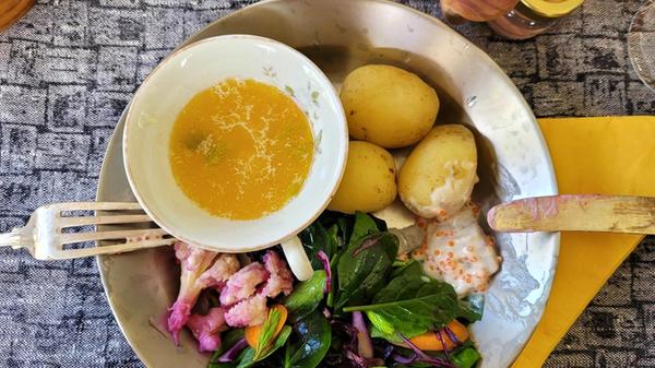 Traditionell kommt in der Mittsommer-Nacht Hering in Sahne mit Kallix Löjrom Kaviar, jungen Kartoffeln und flüssiger Butter, in die die Kartoffeln getunkt werden, auf den Tisch. Dazu gibt es Salat und hausgemachte Mixed Pickles aus Blumenkohl, Brokkoli und mehr. Auch die Festspeise ist eine Huldigung an die Fülle der Natur im Frühling nach einem langen Winter.