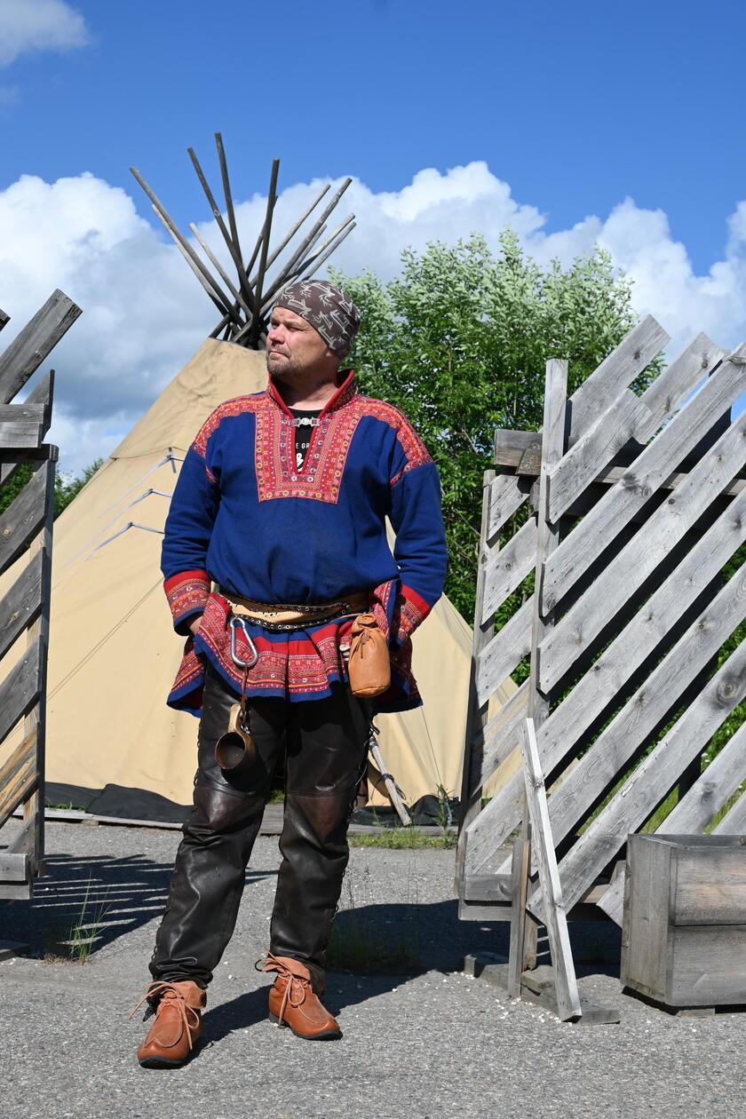 Mit einem waschechten Sámi kommt man auch Finlandsvägen bei Övertorneå in Laufweite zur finnischen Grenze in Kontakt. Dort ist das Reich von Mika Korkeaniemi, der seine Herkunft nicht nur über handgemachte Souvenirs wie Schlüsselanhänger aus Elchhorn oder Schmuck aus Baumstämmen weitergibt, sondern die Besucher auch selbst Hand anlegen lässt. In seinem Forest Jewel können Urlauber eigene Kåsa (typisch läppischer Holzbecher, der am Gürtel baumelt) herstellen. Die Holztasse soll ein Leben lang halten.