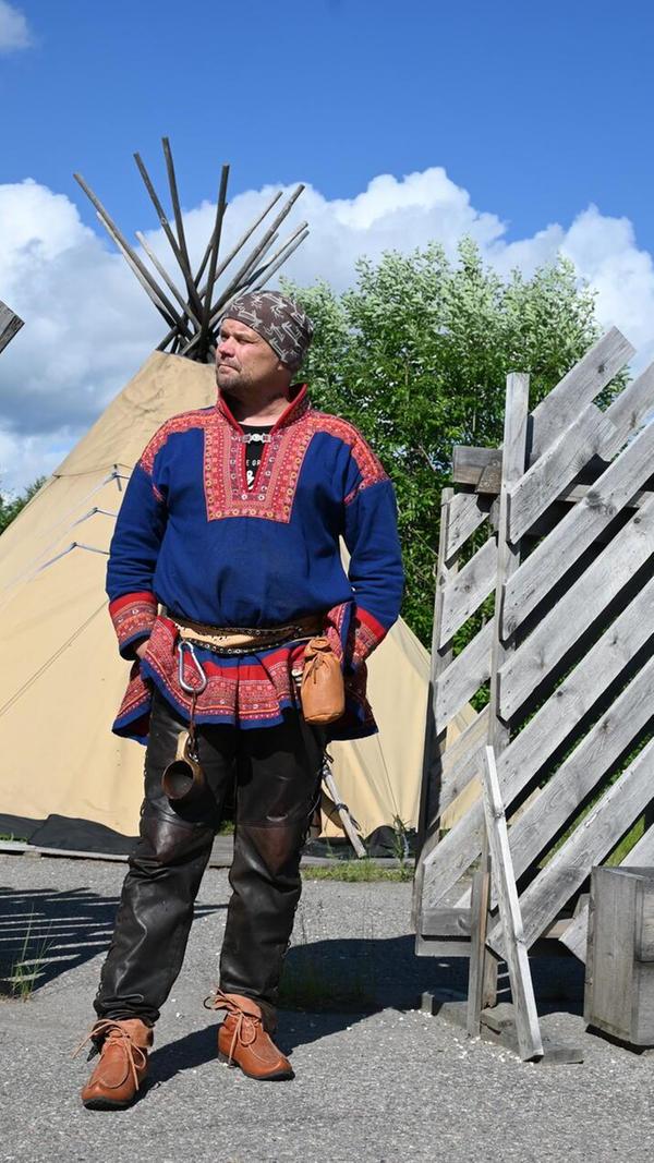 Mit einem waschechten Sámi kommt man auch Finlandsvägen bei Övertorneå in Laufweite zur finnischen Grenze in Kontakt. Dort ist das Reich von Mika Korkeaniemi, der seine Herkunft nicht nur über handgemachte Souvenirs wie Schlüsselanhänger aus Elchhorn oder Schmuck aus Baumstämmen weitergibt, sondern die Besucher auch selbst Hand anlegen lässt. In seinem Forest Jewel können Urlauber eigene Kåsa (typisch läppischer Holzbecher, der am Gürtel baumelt) herstellen. Die Holztasse soll ein Leben lang halten.