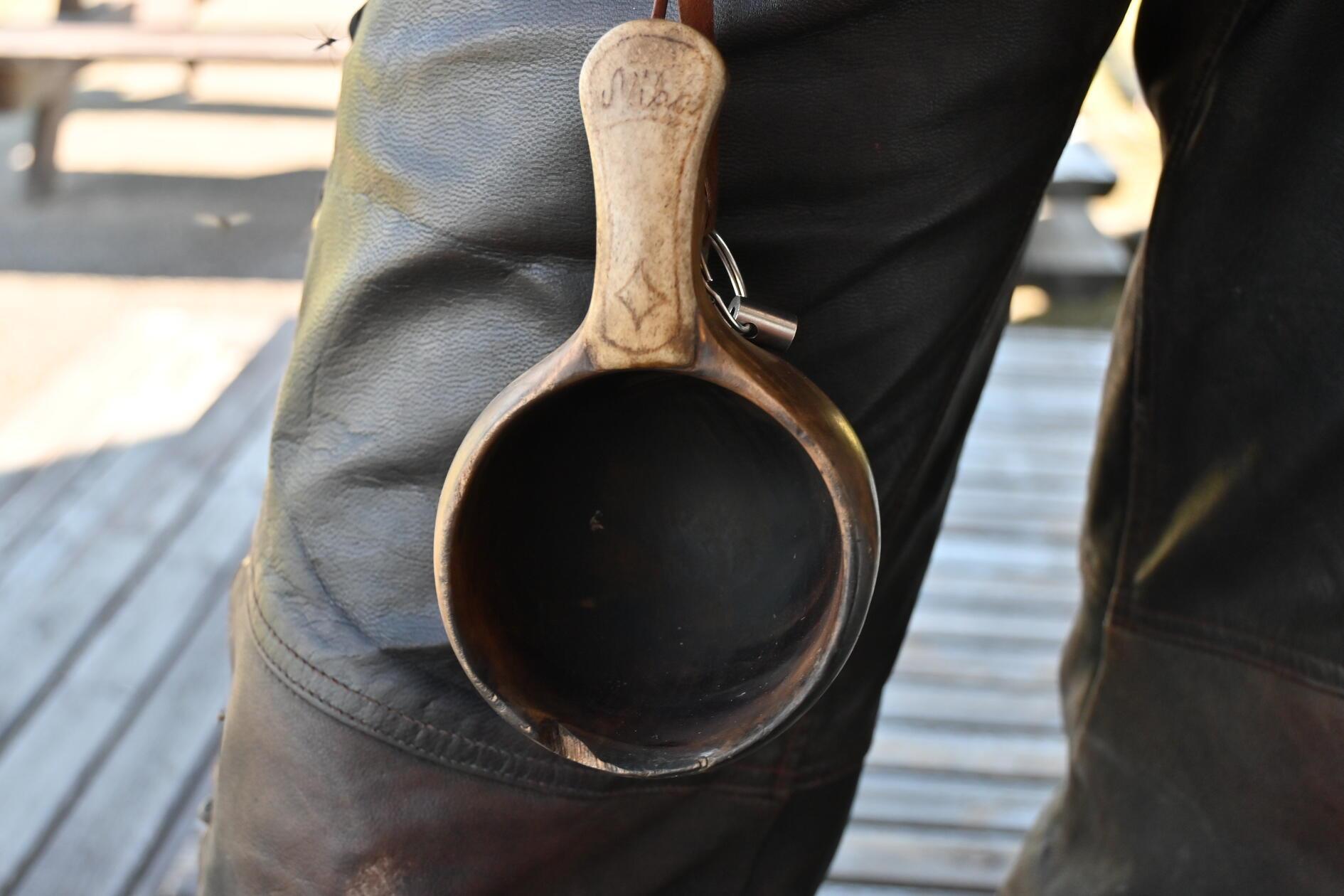 Mikas Kåsa hat ihm sein Vater aus einem Geschwulst an einem Birkenstamm geschnitzt, als Mika noch ein Kind war. Man sieht der Holztasse ihren Alltag an, denn Mika füllt sie gerne und häufig mit dem sehr starken und fast schon öligem schwedischem Kaffe oder mit rötlichem Pinienlikör, der fast schon teerig schmeckt.