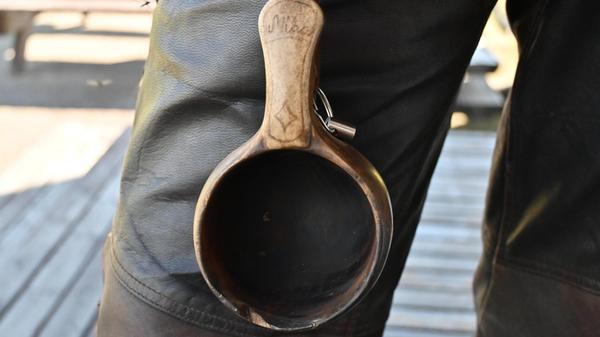 Mikas Kåsa hat ihm sein Vater aus einem Geschwulst an einem Birkenstamm geschnitzt, als Mika noch ein Kind war. Man sieht der Holztasse ihren Alltag an, denn Mika füllt sie gerne und häufig mit dem sehr starken und fast schon öligem schwedischem Kaffe oder mit rötlichem Pinienlikör, der fast schon teerig schmeckt.