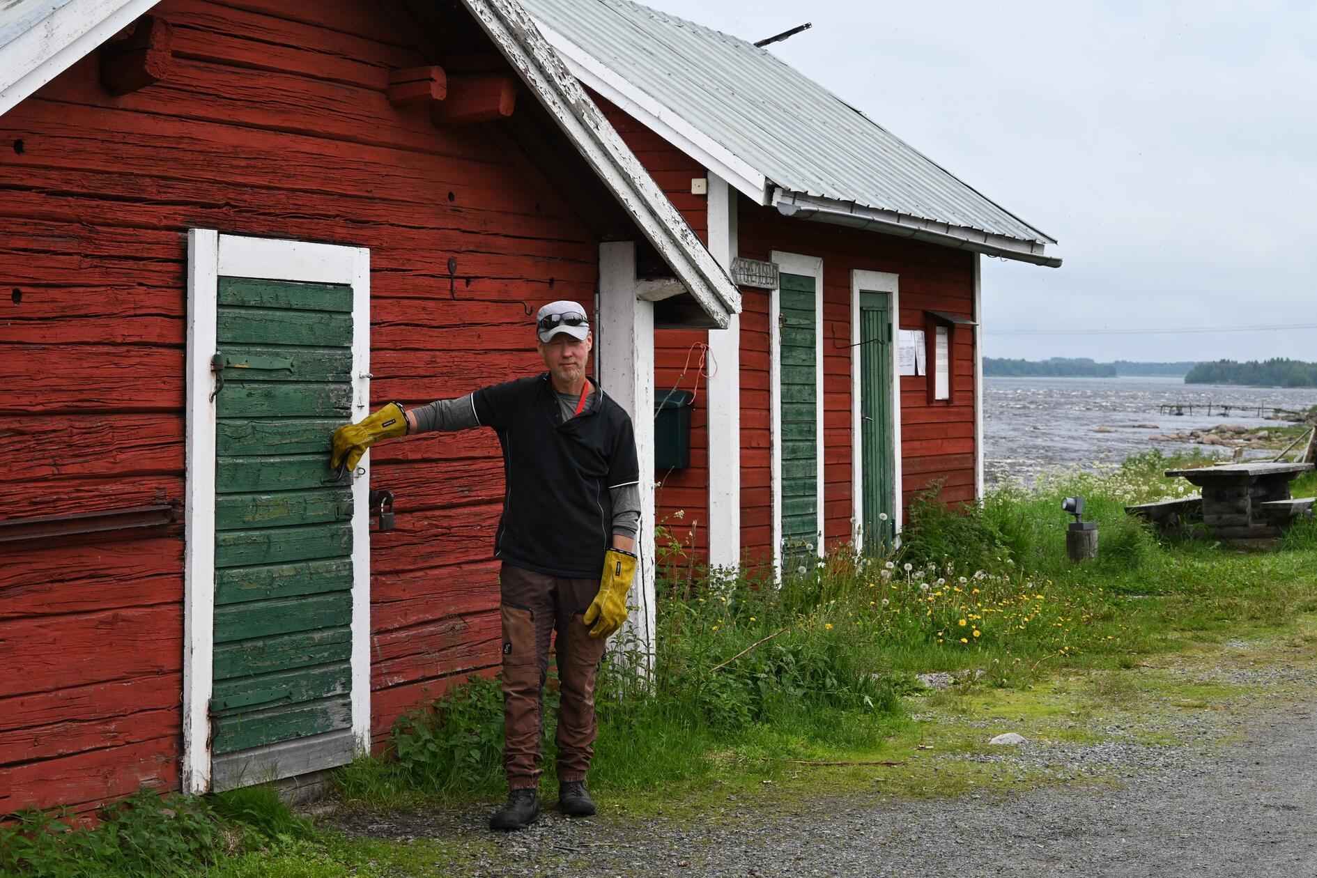 Das Leben am Fluss Torne ist rau. Im Winter wird hier eisgefischt, im Sommer plagen hier die Stechmücken (wie fast überall in dem gewässerreichen Landstrich). Die andere Uferseite ist klar zu sehen, Kukkolaforsen liegt an einer engeren Stelle im Flussverlauf des 410 Kilometer langen Torne. Hier feiert man Silvester gleich zwei Mal, denn Finnland ist der schwedischen Zeit eine Stunde voraus.