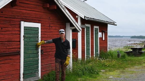 Das Leben am Fluss Torne ist rau. Im Winter wird hier eisgefischt, im Sommer plagen hier die Stechmücken (wie fast überall in dem gewässerreichen Landstrich). Die andere Uferseite ist klar zu sehen, Kukkolaforsen liegt an einer engeren Stelle im Flussverlauf des 410 Kilometer langen Torne. Hier feiert man Silvester gleich zwei Mal, denn Finnland ist der schwedischen Zeit eine Stunde voraus.