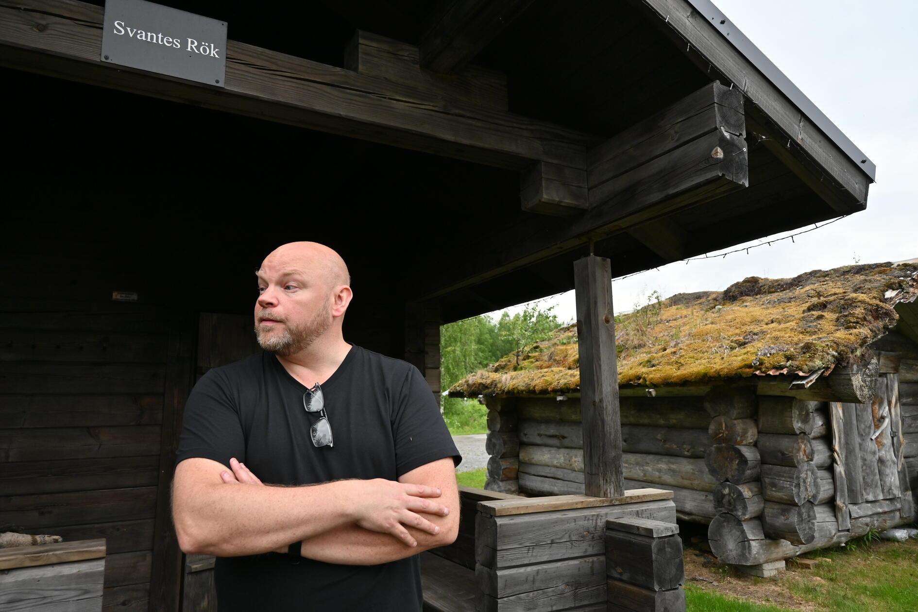 Schweden ohne Sauna? Gibt es nicht, fast jedes Haus hat eine Sauna integriert. In Kukkolaforsen, dem Fischerörtchen mit Fischereimuseum, liegt auch Schweden Sauna-Akademie. Dort sind verschiedene Modelle der Schwitzhütten zu entdecken - unter anderem eine Räuchersauna (in der es entsprechend riecht) mit einem offenen Räucherofen. Sie ist so groß, dass sich hier auch das Dorf trifft. Überhaupt ist in Schweden zu hören: "Das Leben beginnt und endet in der Sauna." Auch Geschäfte werden nackt und schwitzend abgeschlossen. Die Philosophie: Ehrlicher als in der Sauna ist man niemals.