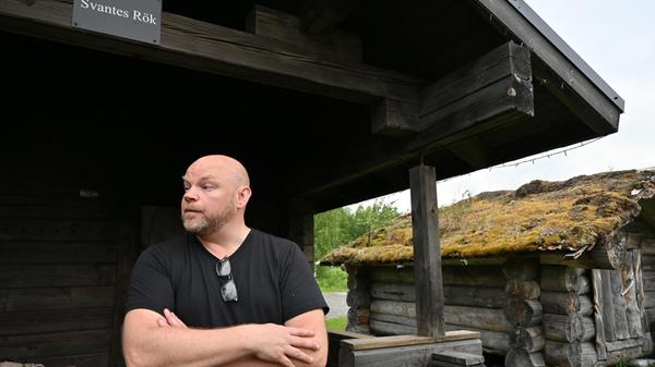 Schweden ohne Sauna? Gibt es nicht, fast jedes Haus hat eine Sauna integriert. In Kukkolaforsen, dem Fischerörtchen mit Fischereimuseum, liegt auch Schweden Sauna-Akademie. Dort sind verschiedene Modelle der Schwitzhütten zu entdecken - unter anderem eine Räuchersauna (in der es entsprechend riecht) mit einem offenen Räucherofen. Sie ist so groß, dass sich hier auch das Dorf trifft. Überhaupt ist in Schweden zu hören: "Das Leben beginnt und endet in der Sauna." Auch Geschäfte werden nackt und schwitzend abgeschlossen. Die Philosophie: Ehrlicher als in der Sauna ist man niemals.