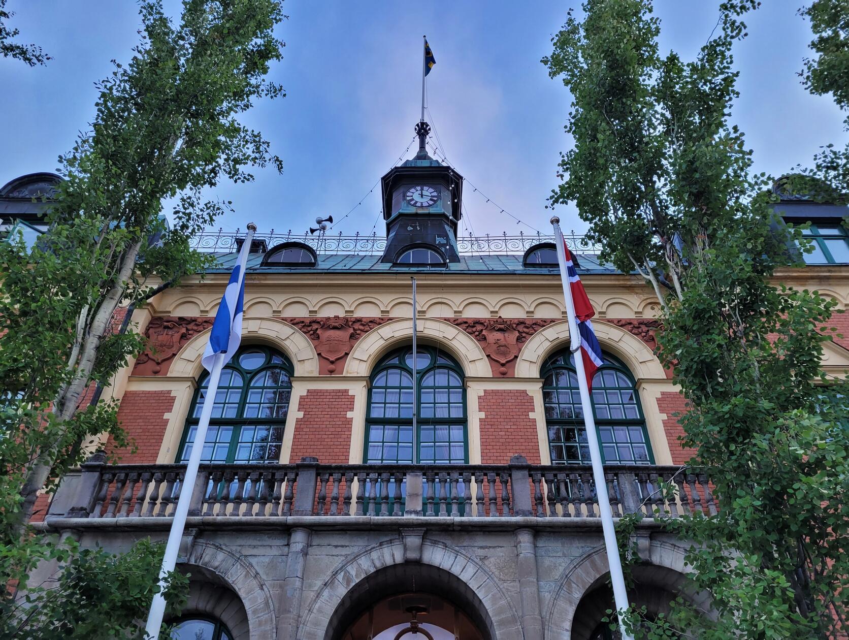 In Haparanda steht nicht nur das weltweit nördlichste Warenhaus von Ikea, sondern auch das altehrwürdige Haparanda Stadshotell, in dem schon vor Jahrhunderten Adlige oder auch Staatsmänner genächtigt haben. Inhaberin Susanne Wallin weiß da Geschichten zu erzählen. Erst kürzlich erschien der neue Krimi von Schwedens Bestsellerautor Hans Rosenfeldt, der hier spielt. Das Städtchen zeichnet sich unter anderem auch dadurch aus, dass man hier nachts und zu jeder Tageszeit Grenzen überschreiten kann - nämlich die nach Finnland.