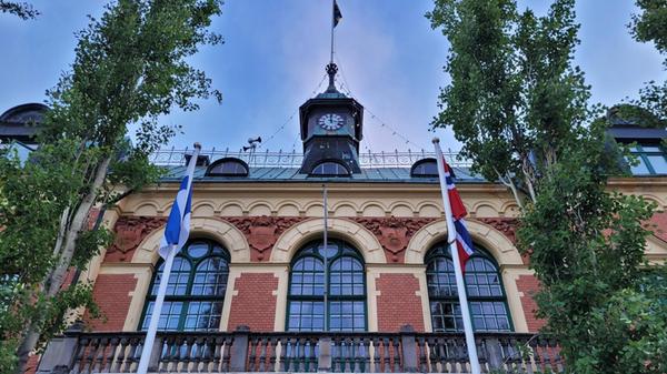 In Haparanda steht nicht nur das weltweit nördlichste Warenhaus von Ikea, sondern auch das altehrwürdige Haparanda Stadshotell, in dem schon vor Jahrhunderten Adlige oder auch Staatsmänner genächtigt haben. Inhaberin Susanne Wallin weiß da Geschichten zu erzählen. Erst kürzlich erschien der neue Krimi von Schwedens Bestsellerautor Hans Rosenfeldt, der hier spielt. Das Städtchen zeichnet sich unter anderem auch dadurch aus, dass man hier nachts und zu jeder Tageszeit Grenzen überschreiten kann - nämlich die nach Finnland.