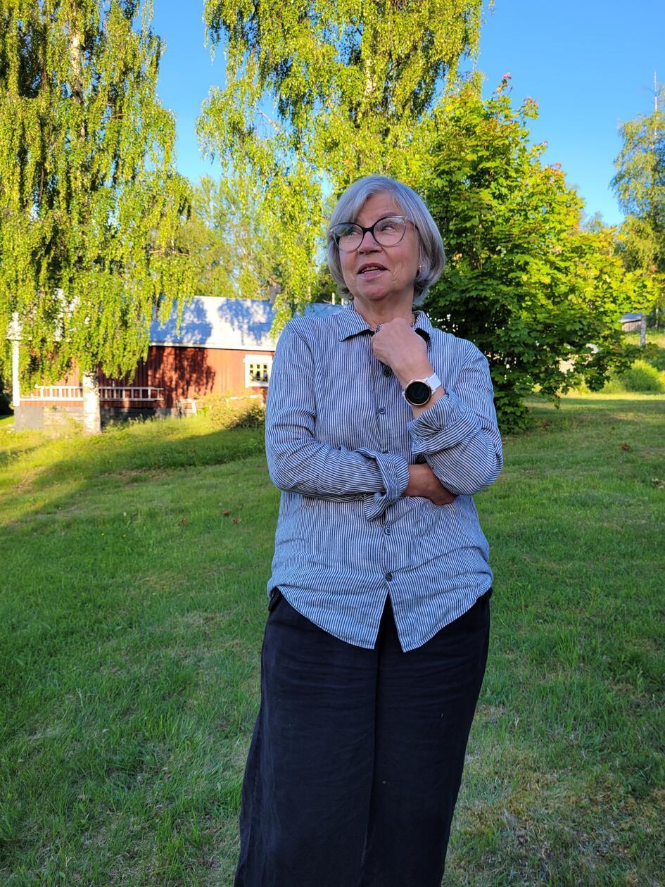 Wer kunstvoll nächtigen möchte, ist bei Gunhild Stensmyr richtig. Die Kulturunternehmerin verlagert ihr Leben von der Stadt aufs Land, weil sie sich unsterblich in den Ausblick bei Hedenäset verliebt hat. Und sie hat Ehrgeiziges vor: Sie möchte eine große Kunsthalle für zeitgenössische skandinavische Kunst an den Torne älv bringen und das über Crowdfunding finanzieren. Das Arthotel dazu hat sie schon in Betrieb genommen.