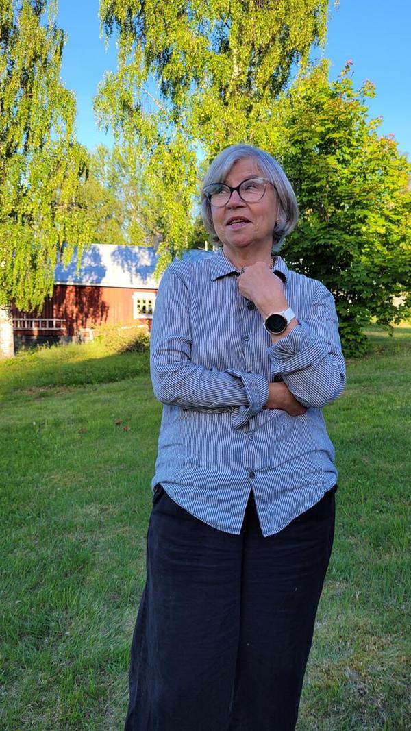 Wer kunstvoll nächtigen möchte, ist bei Gunhild Stensmyr richtig. Die Kulturunternehmerin verlagert ihr Leben von der Stadt aufs Land, weil sie sich unsterblich in den Ausblick bei Hedenäset verliebt hat. Und sie hat Ehrgeiziges vor: Sie möchte eine große Kunsthalle für zeitgenössische skandinavische Kunst an den Torne älv bringen und das über Crowdfunding finanzieren. Das Arthotel dazu hat sie schon in Betrieb genommen.