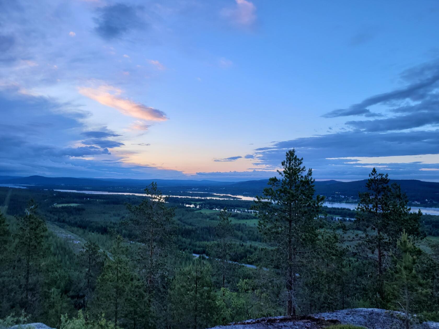 Dunkler wirds nicht: Die Mittsommernächte haben etwas Magisches. Sie vermitteln das Gefühl, dass die Zeit unendlich ist. Die Helligkeit energetisiert, Müdigkeit nachts wie weggewischt. Das hat auch einen Grund: Der Melatoninspiegel im menschlichen Organismus steigt nur bei Dunkelheit. Die Einheimischen glauben, dass in diesen Nächten voller Licht magische Wesen unterwegs sind. Ob ja oder nein, das ist egal - die Natur sorgt ohnehin für genug Zauber.