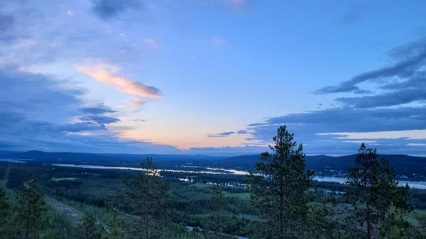 Dunkler wirds nicht: Die Mittsommernächte haben etwas Magisches. Sie vermitteln das Gefühl, dass die Zeit unendlich ist. Die Helligkeit energetisiert, Müdigkeit nachts wie weggewischt. Das hat auch einen Grund: Der Melatoninspiegel im menschlichen Organismus steigt nur bei Dunkelheit. Die Einheimischen glauben, dass in diesen Nächten voller Licht magische Wesen unterwegs sind. Ob ja oder nein, das ist egal - die Natur sorgt ohnehin für genug Zauber.