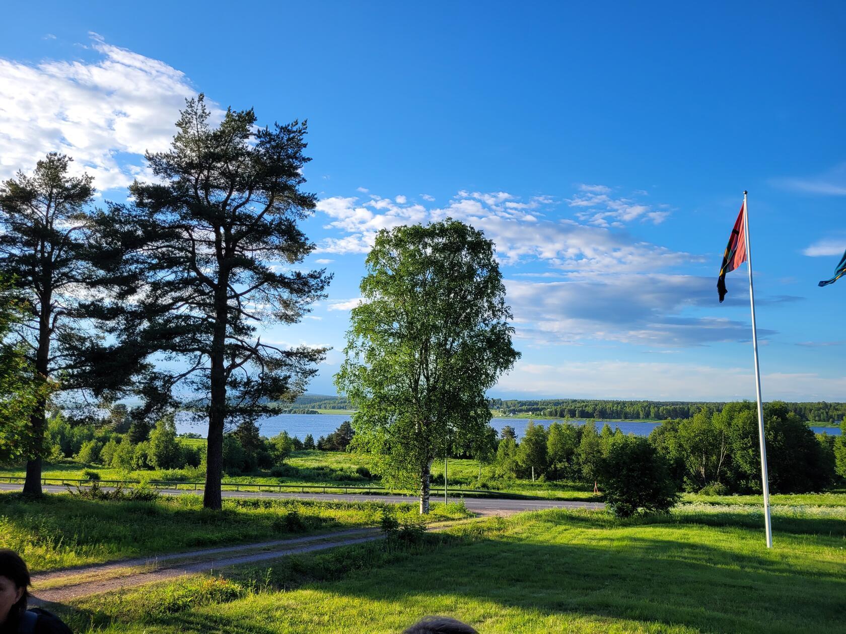 Hier soll in ein paar Jahren eine neue Anlaufstelle für zeitgenössische skandinavische Kunst entstanden sein. Im Sommer können Kunstsinnige dann außerdem zum Beispiel auf geführte Tour in die Wälder gehen oder im tiefsten und dunklen arktischen Winter Schneeschuhwandern oder auf Schlittentour mit Huskys gehen.