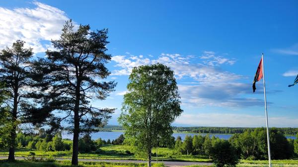 Hier soll in ein paar Jahren eine neue Anlaufstelle für zeitgenössische skandinavische Kunst entstanden sein. Im Sommer können Kunstsinnige dann außerdem zum Beispiel auf geführte Tour in die Wälder gehen oder im tiefsten und dunklen arktischen Winter Schneeschuhwandern oder auf Schlittentour mit Huskys gehen.