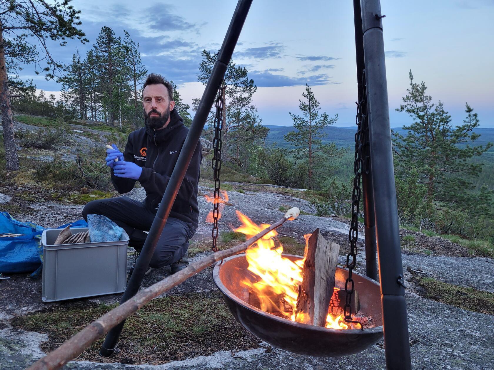 In den lichten Nächten, die Ende Mai beginnen und Mitte Juli enden, sind natürlich auch die Einheimischen aktiver. Wer Lust hat, kann mit Guide Mika eine Runde über das sagenhafte Felsenmeer Luppioberget drehen und dann bei Lagerfeuer und Stockbrot den Blick in die Ferne schweifen lassen und sich von Mika etwas über das Leben in den Wäldern berichten lassen.