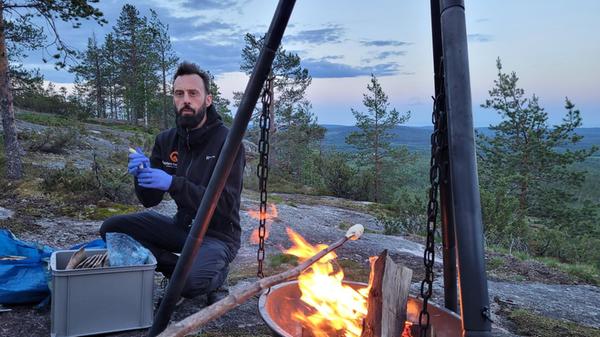 In den lichten Nächten, die Ende Mai beginnen und Mitte Juli enden, sind natürlich auch die Einheimischen aktiver. Wer Lust hat, kann mit Guide Mika eine Runde über das sagenhafte Felsenmeer Luppioberget drehen und dann bei Lagerfeuer und Stockbrot den Blick in die Ferne schweifen lassen und sich von Mika etwas über das Leben in den Wäldern berichten lassen.