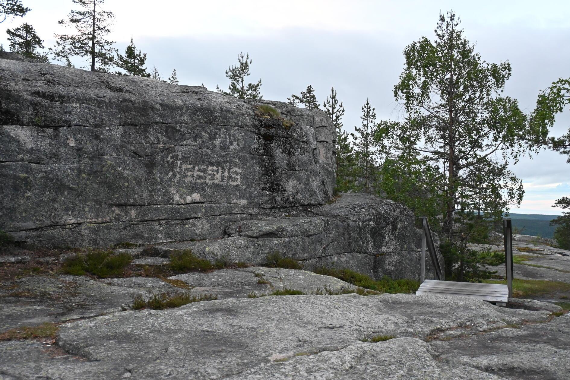 "Jeesus!", hat jemand auf einen Teil des Felsenmeeres Luppioberget gesprüht - da kann der Passant beipflichten. Die Sehenswürdigkeit in Övertorneå ist wirklich eine Wucht.