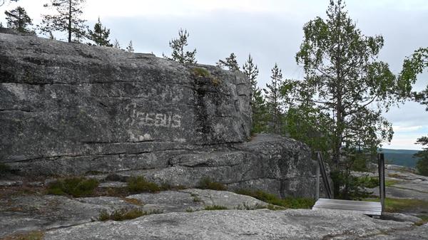 "Jeesus!", hat jemand auf einen Teil des Felsenmeeres Luppioberget gesprüht - da kann der Passant beipflichten. Die Sehenswürdigkeit in Övertorneå ist wirklich eine Wucht.