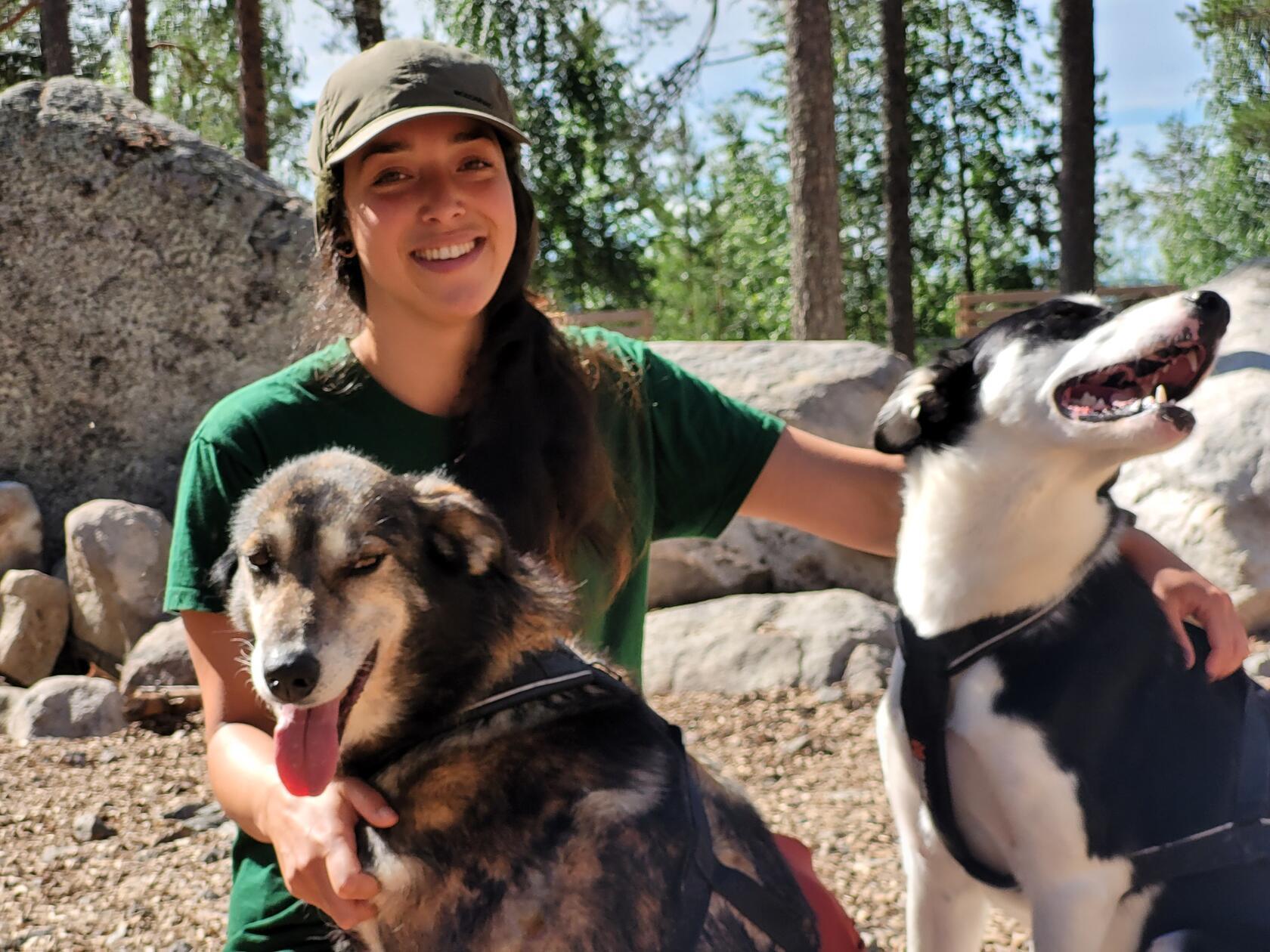 Anbieter für Aktivitäten mit Huskys gibt es in diesem Landstrich einige, zum Beispiel über die Lapland View Lodge am Felsenmeer Luppioberget bei Övertorneå. Demi ist hier für den Zwinger, das Wohlbefinden und die Aktivitäten der Huskys zuständig. Im Sommer merkt man, dass die Kraftpakete wahre Winterfans sind - die Hitze strengt sie ordentlich an. Aber wie Huskys eben so sind, sie nehmen es sportlich.