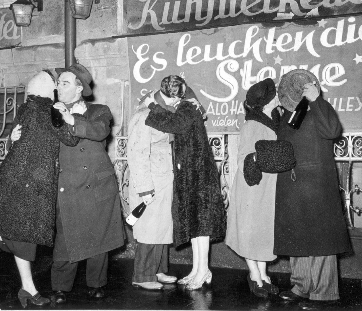 Vor 74 Jahren berichteten wir vom Jahreswechsel 1951/1952. Ungeachtet des damaligen Dauerregens fielen sich viele Nürnberger auf den Straßen „recht kräftig“ in die Arme, denn „mit einem langen Kuss fängt sich eben alles besser an“, wie unser damaliger Reporter zutreffend feststellte. Auch die Paare auf unserem Foto folgten diesem Beispiel, im ganzen Stadtgebiet wurde ausgelassen gefeiert und das neue Jahr ebenso freudig empfangen, wie man das alte „hinunterspülte“. Größere Unfälle mit Feuerwerkskörpern blieben glücklicherweise aus, lediglich am Nordostbahnhof musste ein kleiner Brand gelöscht werden.