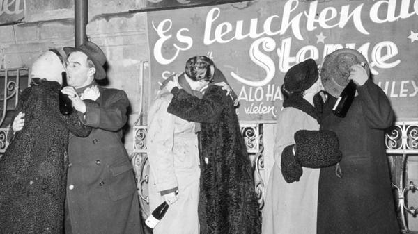 Vor 74 Jahren berichteten wir vom Jahreswechsel 1951/1952. Ungeachtet des damaligen Dauerregens fielen sich viele Nürnberger auf den Straßen „recht kräftig“ in die Arme, denn „mit einem langen Kuss fängt sich eben alles besser an“, wie unser damaliger Reporter zutreffend feststellte. Auch die Paare auf unserem Foto folgten diesem Beispiel, im ganzen Stadtgebiet wurde ausgelassen gefeiert und das neue Jahr ebenso freudig empfangen, wie man das alte „hinunterspülte“. Größere Unfälle mit Feuerwerkskörpern blieben glücklicherweise aus, lediglich am Nordostbahnhof musste ein kleiner Brand gelöscht werden.