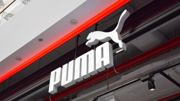 Was gibt es zu kaufen? Bei Puma gibt es Mode für Männer, Damen und besonders Sportbekleidung. Außerdem findet man hier Schuhe und Accessoires. Was kann ich sparen? Je nach Produkt sind Ersparnisse möglich, so wie auch im Outlet in Herzogenaurach. Adresse: Am Weingarten 17, 96160 Geiselwind Öffnungszeiten: Mo-Fr: 10-19.00 Uhr, Sa: 10-18 Uhr