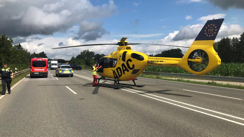 Ein Rettungshubschrauber wurde zum Unfall hinzugerufen. Ein Rettungshubschrauber wurde zum Unfall hinzugerufen.