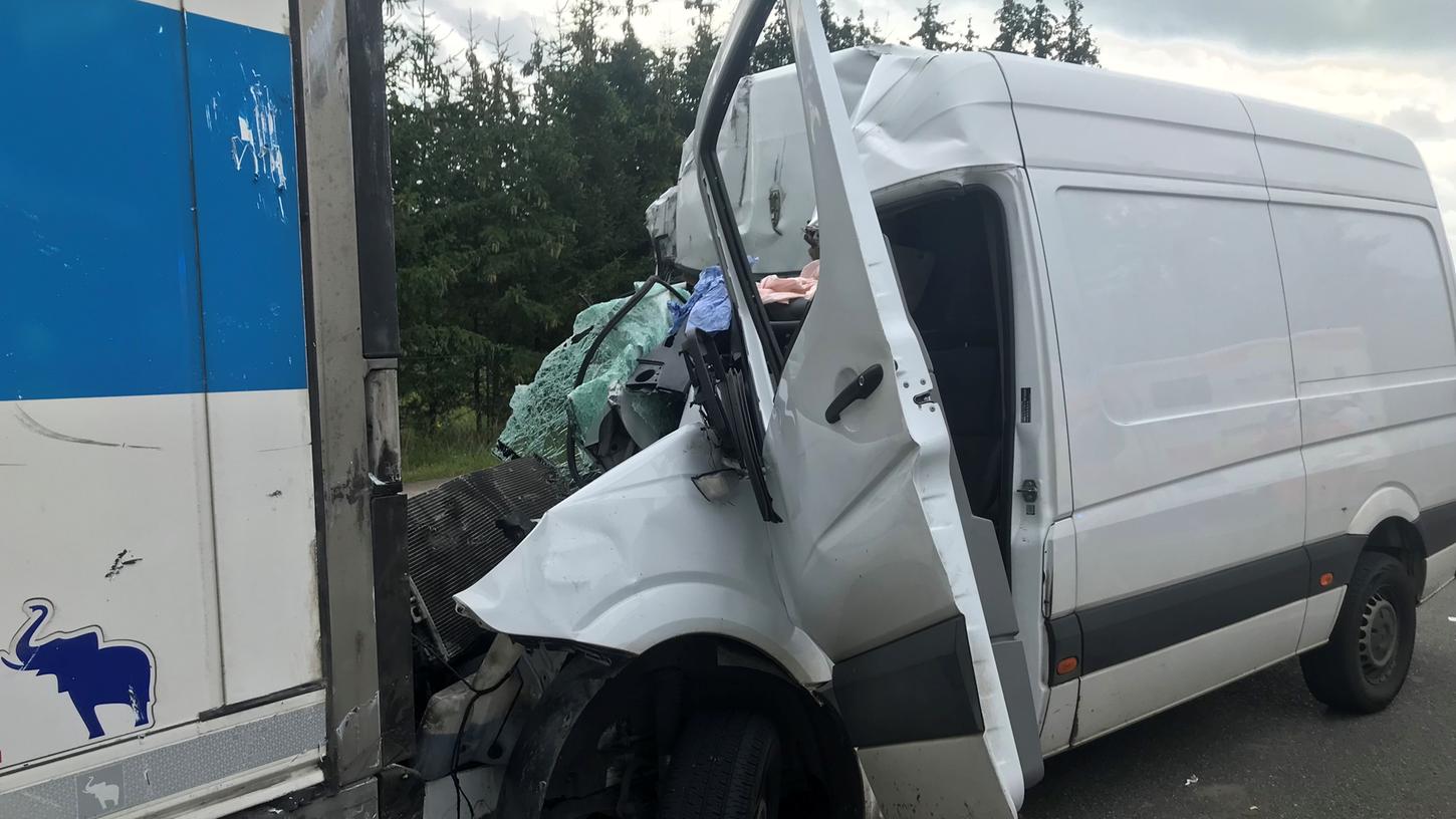Die Fahrerkabine des Kleinbusses wurde völlig zerstört. Die Fahrerkabine des Kleinbusses wurde völlig zerstört.