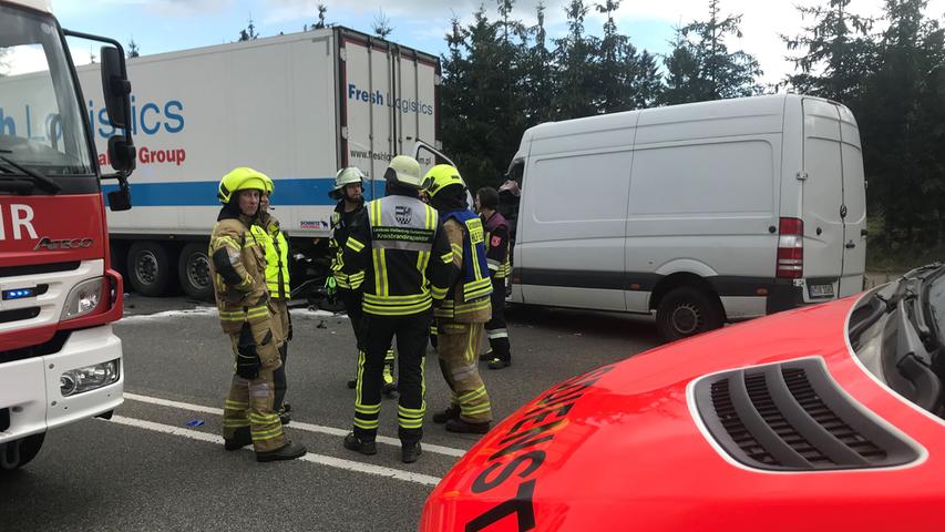 Der Rettungsdienst des Bayerischen Roten Kreuzes (BRK) versorgte den Schwerstverletzten. Der Rettungsdienst des Bayerischen Roten Kreuzes (BRK) versorgte den Schwerstverletzten.