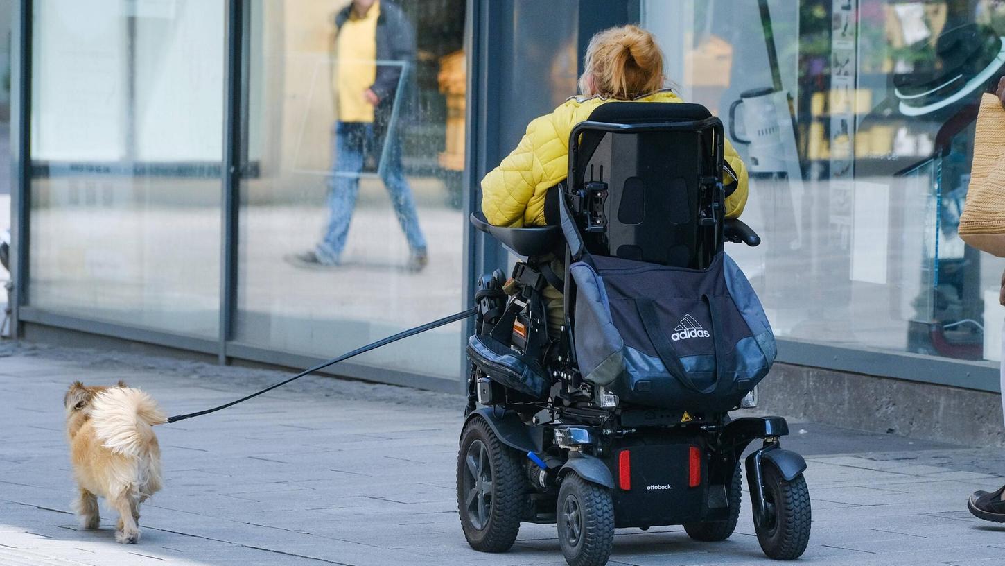 Mit ihrem elektrischen Rollstuhl erfasste eine 82-Jährige ein Kleinkind in der Erlanger Fußgängerzonge (Symbolbild). Mit ihrem elektrischen Rollstuhl erfasste eine 82-Jährige ein Kleinkind in der Erlanger Fußgängerzonge (Symbolbild).