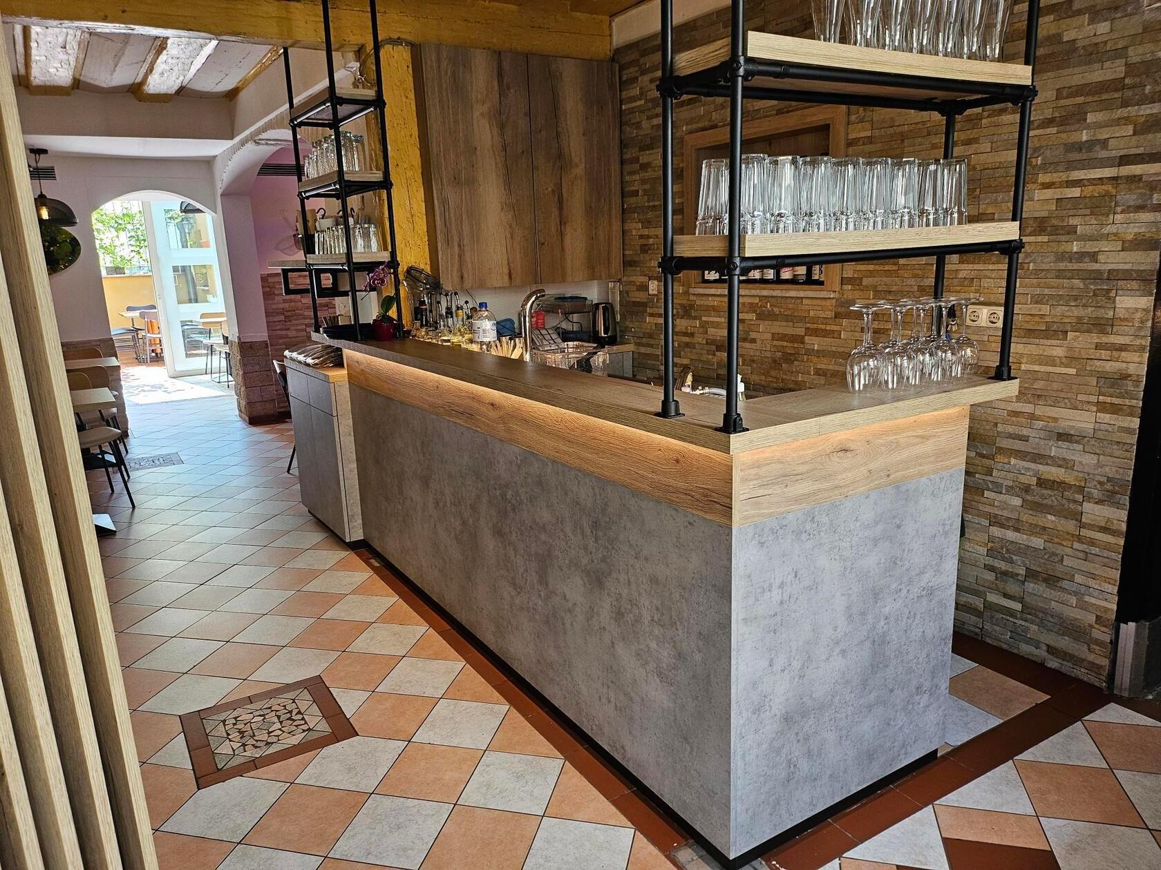 Ein besonderes Make-Over gab es für die Theke. Diese wurde zuvor von einem altbackenen Rundbogen eingerahmt.