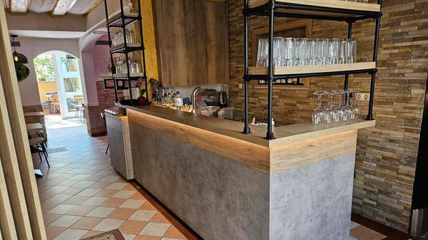 Ein besonderes Make-Over gab es für die Theke. Diese wurde zuvor von einem altbackenen Rundbogen eingerahmt.