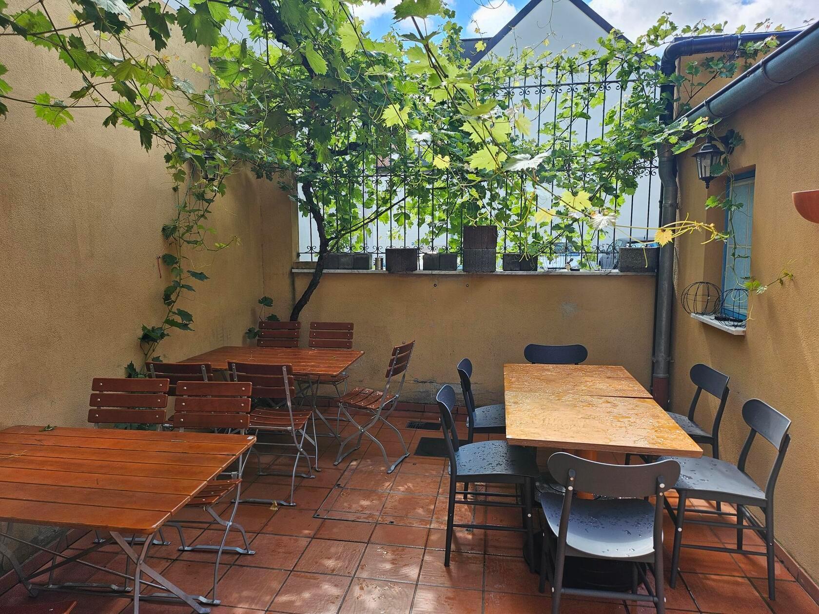 Auch einen kleinen Außenbereich im Hinterhof des Restaurants gibt es für gutes Wetter.