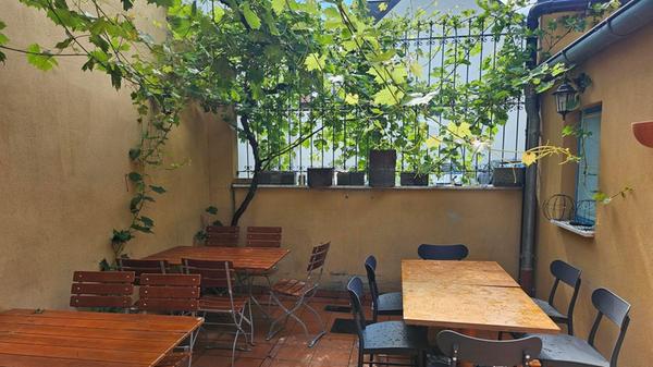 Auch einen kleinen Außenbereich im Hinterhof des Restaurants gibt es für gutes Wetter.