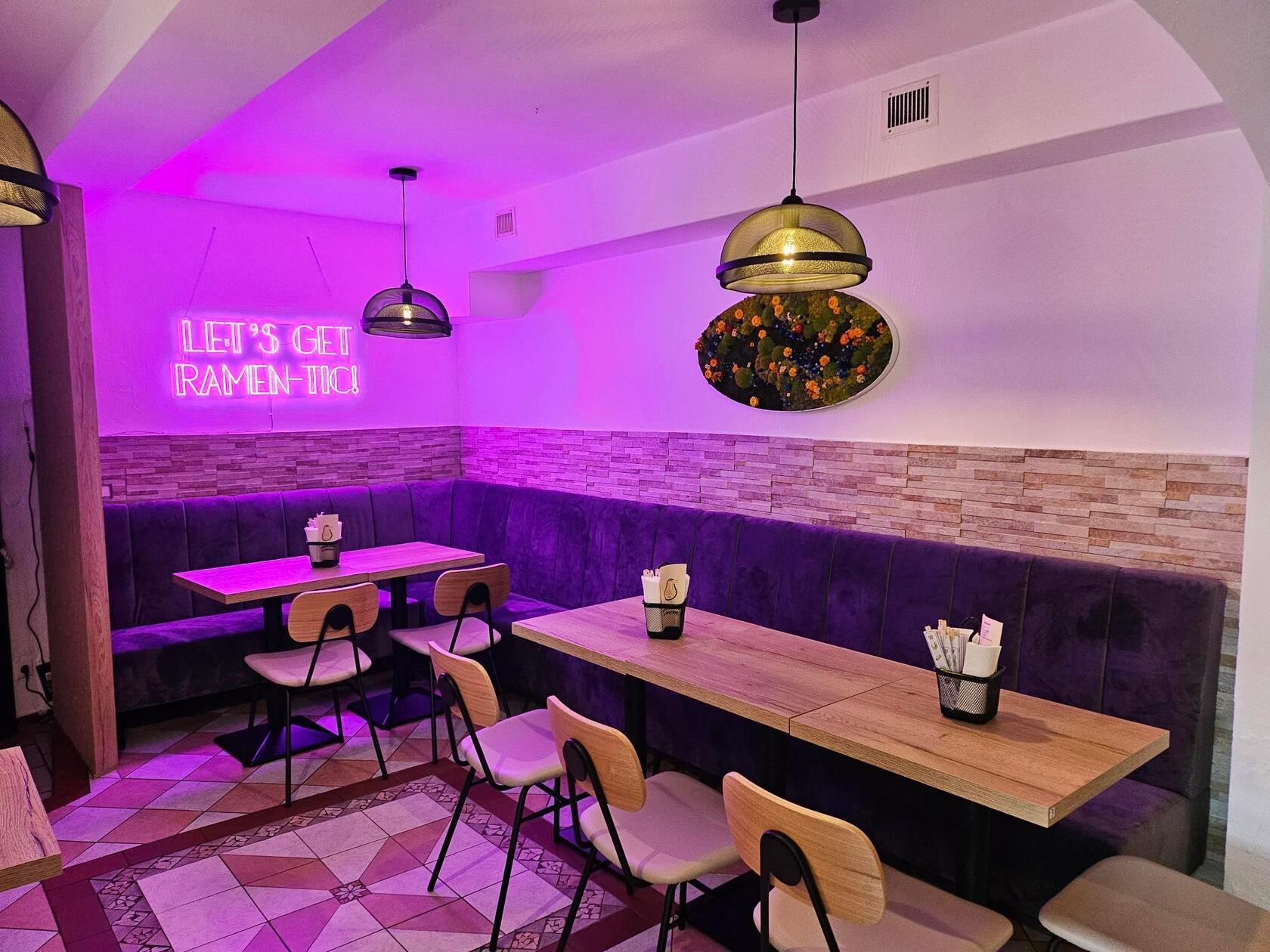 "Let's get Ramen-tic!", so steht es auf dem Leuchtschild.