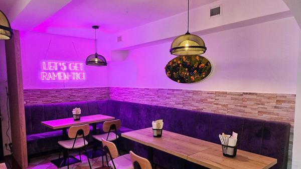 "Let's get Ramen-tic!", so steht es auf dem Leuchtschild.