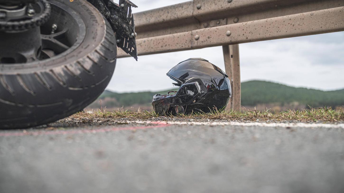 Ein Motorradhelm liegt nach einem schweren Verkehrsunfall am Straßenrand. Ein Motorradhelm liegt nach einem schweren Verkehrsunfall am Straßenrand.