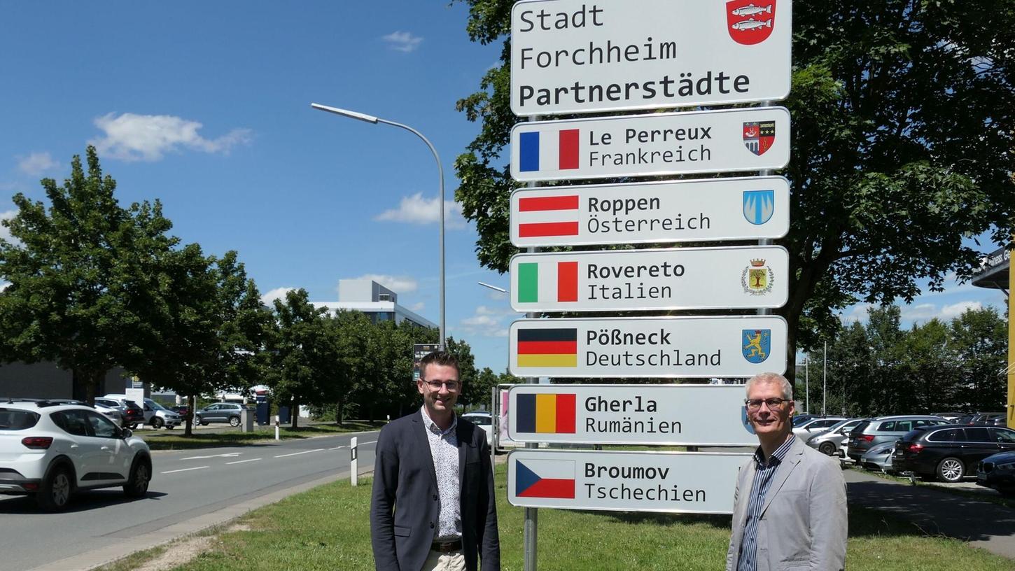 Oberbürgermeister Dr. Uwe Kirschstein (rechts) und Amtsleiter Nico Cieslar stellten eines der neuen Partnerstadtschilder vor. Oberbürgermeister Dr. Uwe Kirschstein (rechts) und Amtsleiter Nico Cieslar stellten eines der neuen Partnerstadtschilder vor.