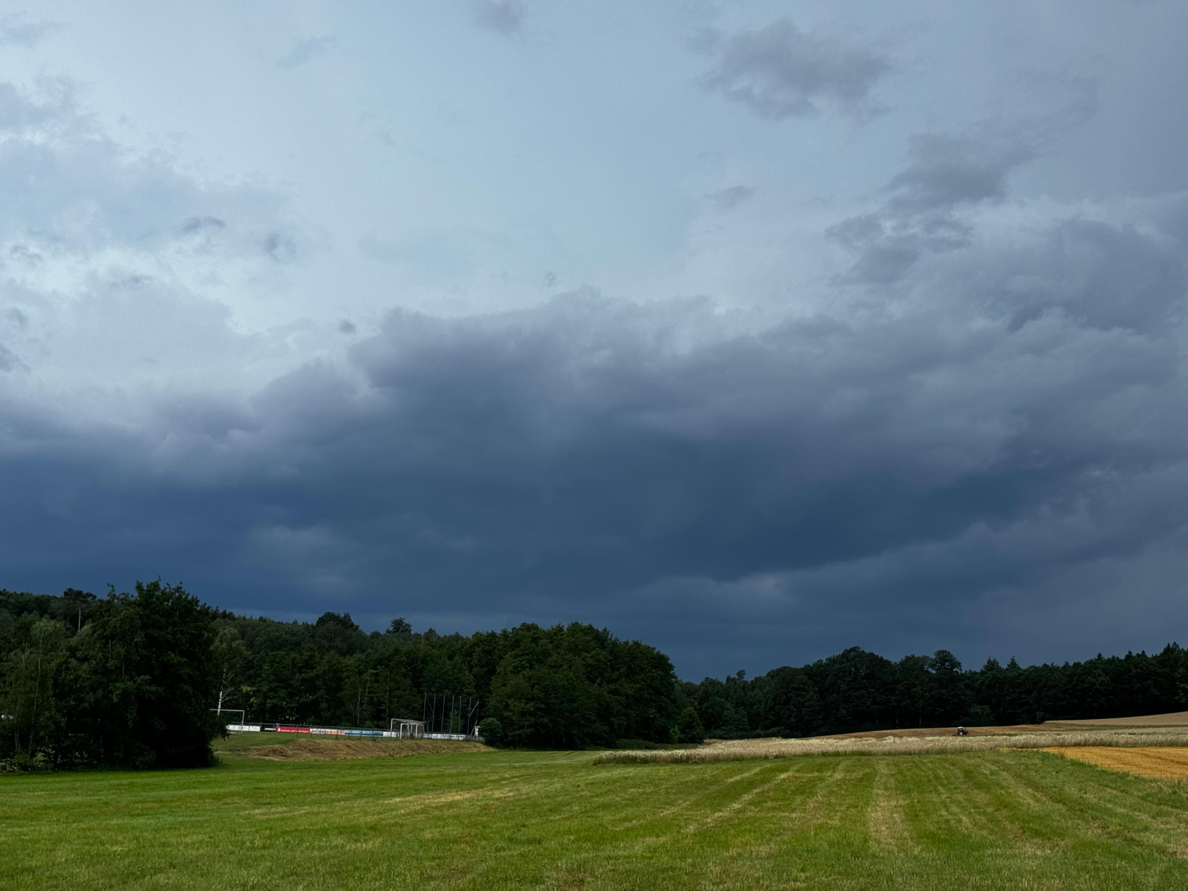 Die Unwetter-Serie in Bayern reißt auch am Freitag (12.07.2024) nicht ab. Ein starkes Gewitter ist am Nachmittag über Ansbach gezogen. Schon von weitem zeigten sich beeindruckende dunkle Wolkonformationen am Himmel. Die Zelle hatte Starkregen und Hagel im Gepäck, starke Windböen fegten über die kreisfreie Stadt hinweg.