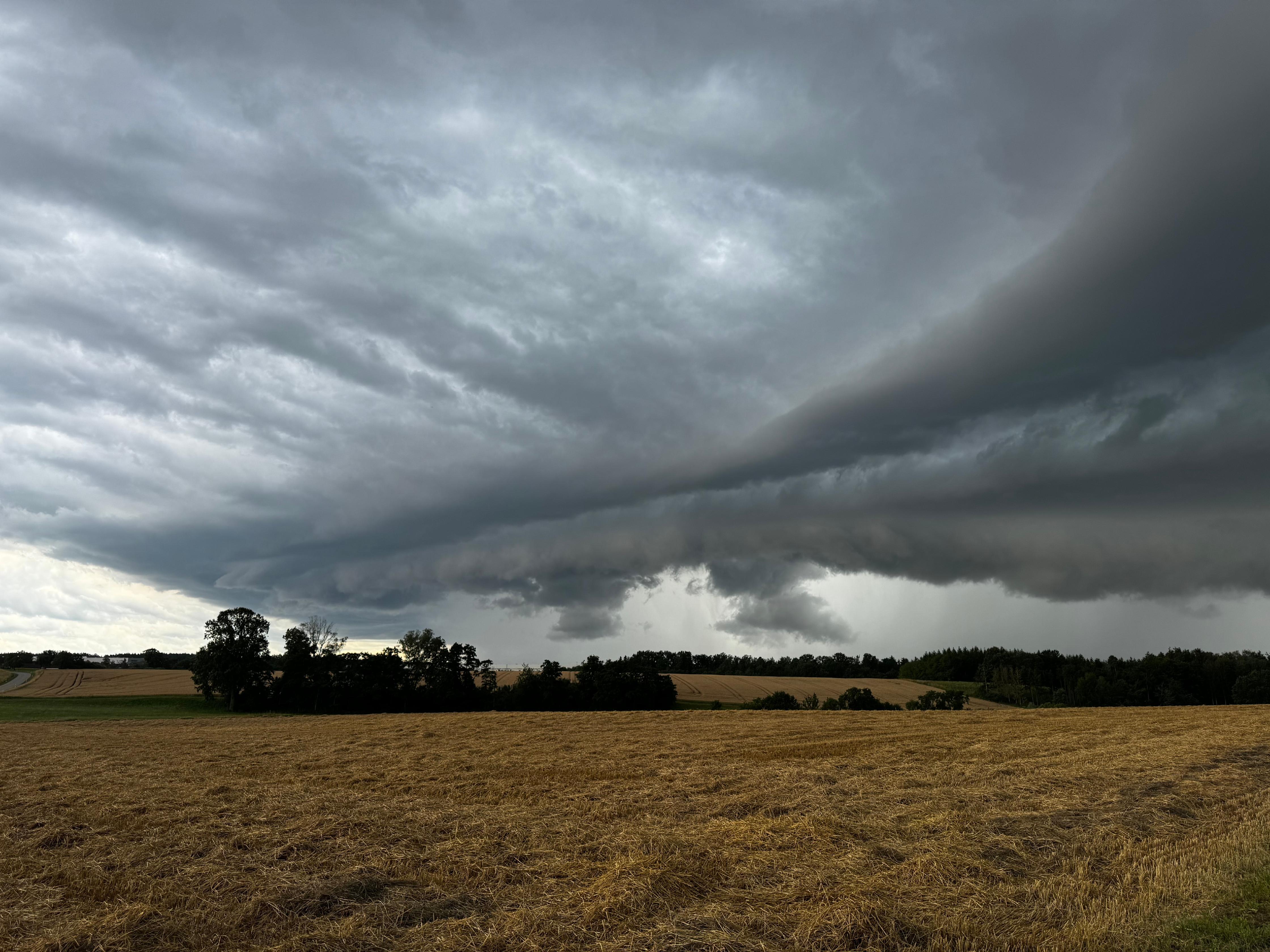 Klar sieht man den geschwollenen Nukleus in den Wolken - doch nicht nur in Ansbach wird es aktuell so dunkel. Der Deutsche Wetterdienst warnt inzwischen vor Unwettern der Stufe 3 für die gesamte Region. 