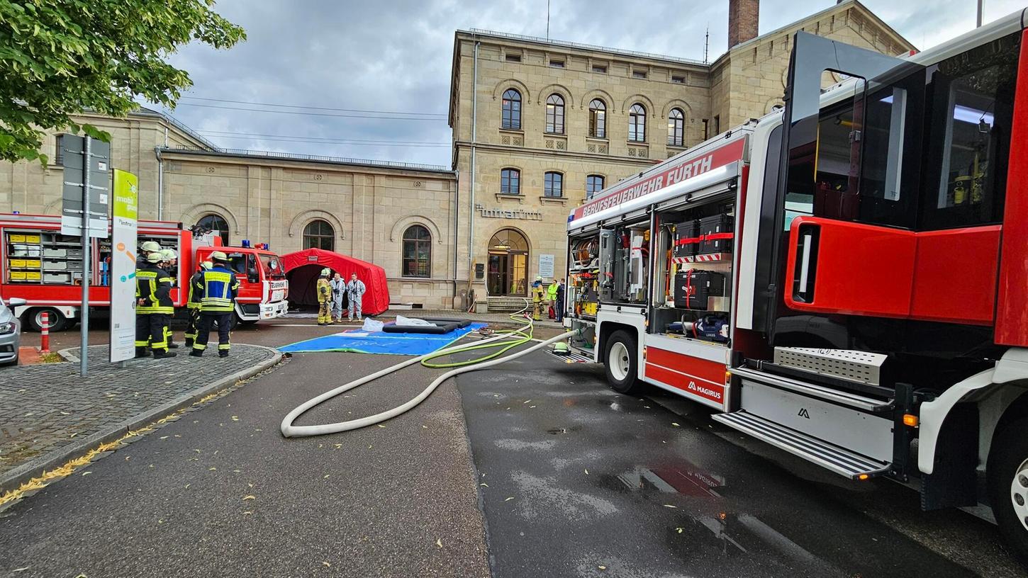 Mehrere Wagen der Feuerwehr sind derzeit vor Ort. Mehrere Wagen der Feuerwehr sind derzeit vor Ort.