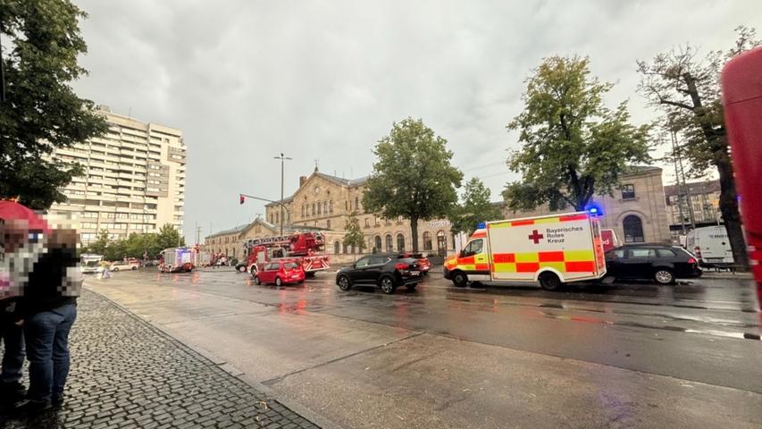 Mehrere Wagen der Feuerwehr waren vor Ort. Mehrere Wagen der Feuerwehr waren vor Ort.