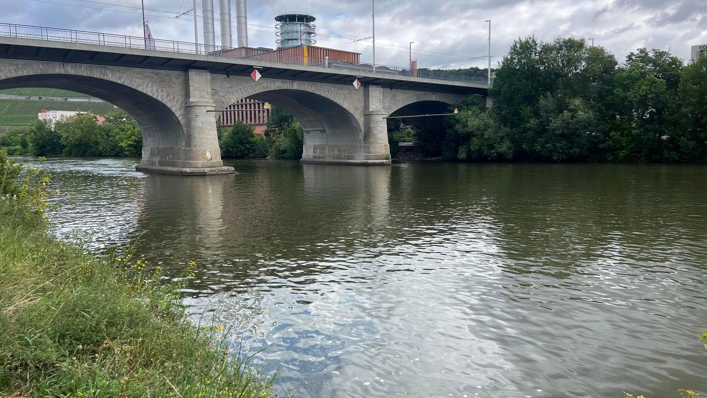 Die Mitteilung über eine schwimmende Person im Main hatte am späten Freitagabend (12.07.2024) eine großangelegte Absuche zur Folge. Bei Eintreffen der ersten Streifen konnte im Wasser niemand mehr gesehen werden. Nachdem nicht gesichert war, ob die Person den Main selbstständig wieder verlassen hat, wurde unter Einbindung der Wasserrettung von Feuerwehr und THW eine Absuche gestartet.Gegen etwa 00:30 Uhr konnte schließlich mittels einer Drohne eine jüngere männliche Person lokalisiert und durch die Rettungskräfte geborgen werden. Nach einer sofortigen Erstbehandlung durch den Notarzt kam der Mann in ein naheliegendes Krankenhaus, wo er kurze Zeit später verstorben ist. Die weiteren Ermittlungen hat noch vor Ort die Kriminalpolizei Würzburg übernommen. Die Identität des jungen Mannes ist zum jetzigen Zeitpunkt ungeklärt. Persönliche Gegenstände, die dem Mann gehören könnten, konnten am Samstagvormittag(13.07.2024) aufgefunden werden. Foto: NEWS5 / Pascal Höfig Weitere Informationen... https://www.news5.de/news/news/read/32274 Die Mitteilung über eine schwimmende Person im Main hatte am späten Freitagabend (12.07.2024) eine großangelegte Absuche zur Folge. Bei Eintreffen der ersten Streifen konnte im Wasser niemand mehr gesehen werden. Nachdem nicht gesichert war, ob die Person den Main selbstständig wieder verlassen hat, wurde unter Einbindung der Wasserrettung von Feuerwehr und THW eine Absuche gestartet.Gegen etwa 00:30 Uhr konnte schließlich mittels einer Drohne eine jüngere männliche Person lokalisiert und durch die Rettungskräfte geborgen werden. Nach einer sofortigen Erstbehandlung durch den Notarzt kam der Mann in ein naheliegendes Krankenhaus, wo er kurze Zeit später verstorben ist. Die weiteren Ermittlungen hat noch vor Ort die Kriminalpolizei Würzburg übernommen. Die Identität des jungen Mannes ist zum jetzigen Zeitpunkt ungeklärt. Persönliche Gegenstände, die dem Mann gehören könnten, konnten am Samstagvormittag(13.07.2024) aufgefunden werden. Foto: NEWS5 / Pascal Höfig Weitere Informationen... https://www.news5.de/news/news/read/32274