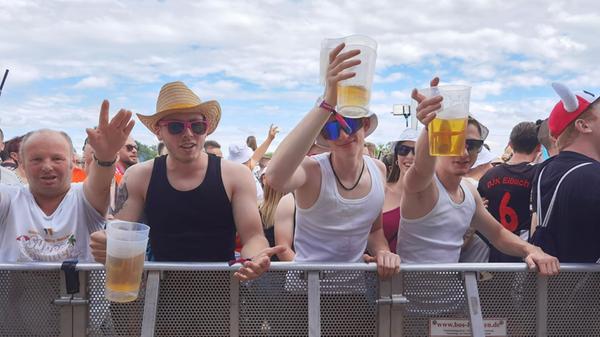 Zahlreiche Menschen feierten mit den Ballermann-Stars.