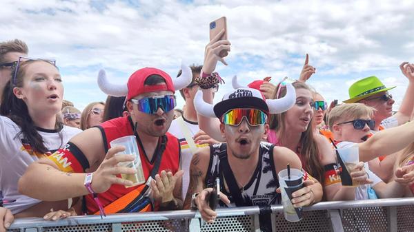 Vor der Bühne grölten die Fans lautstark mit.