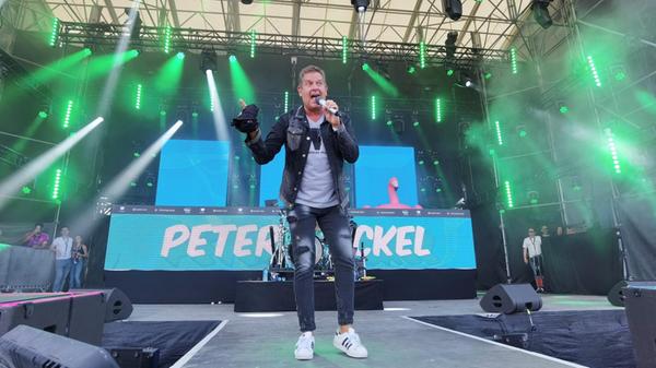 Der Erlanger Peter Wackel trat auch am Flughafen auf.