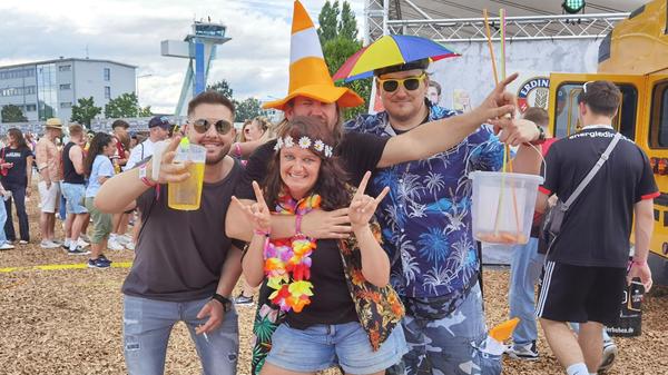 Bei sommerlichen Temperaturen feierten Alt und Jung zusammen.